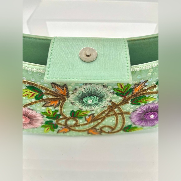 An elegant Escada, hand-sewn, embroidered handbag, using high quality 100% silk. - Picture 8 of 13